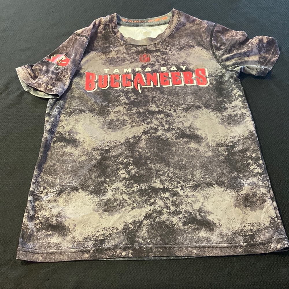 Tampa Bay Buccaneers NFL Boys M 10/12. Preowned.